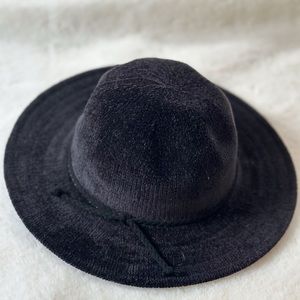 Marcus Adler New York Women’s black boho round hat.